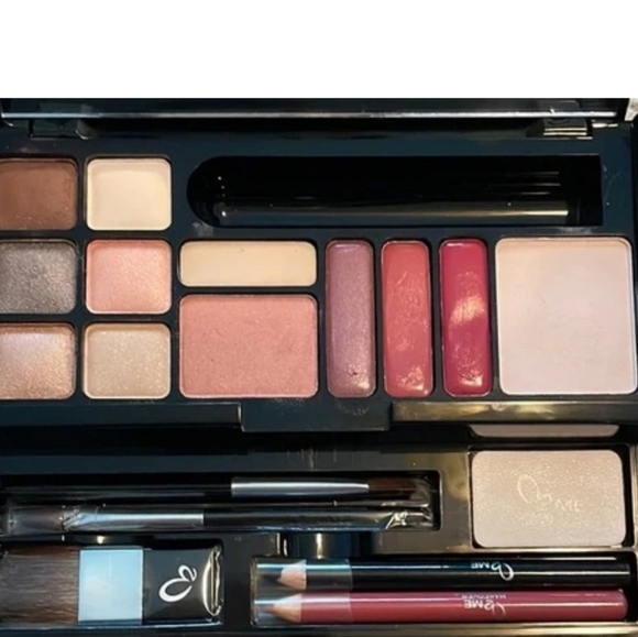 Makeover Essentials Kit - Picture 3 of 4